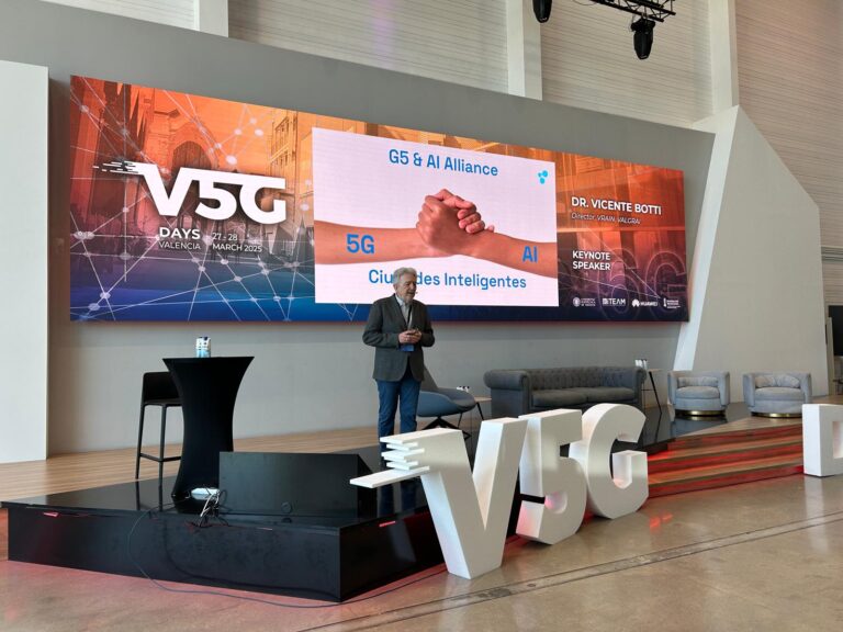 El director de la Cátedra ENIA-UPV destaca los desafíos de las ciudades inteligentes en el V5G Days
